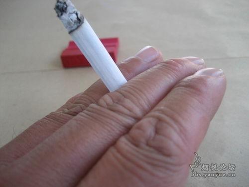 手夹烟图片,手夹烟的时尚演绎