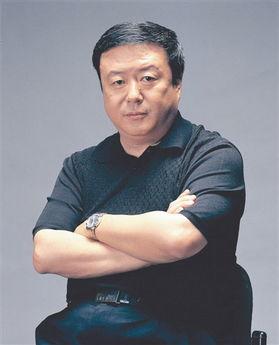 尤小刚人资料,影视界多面手，从导演到编剧的跨界传奇